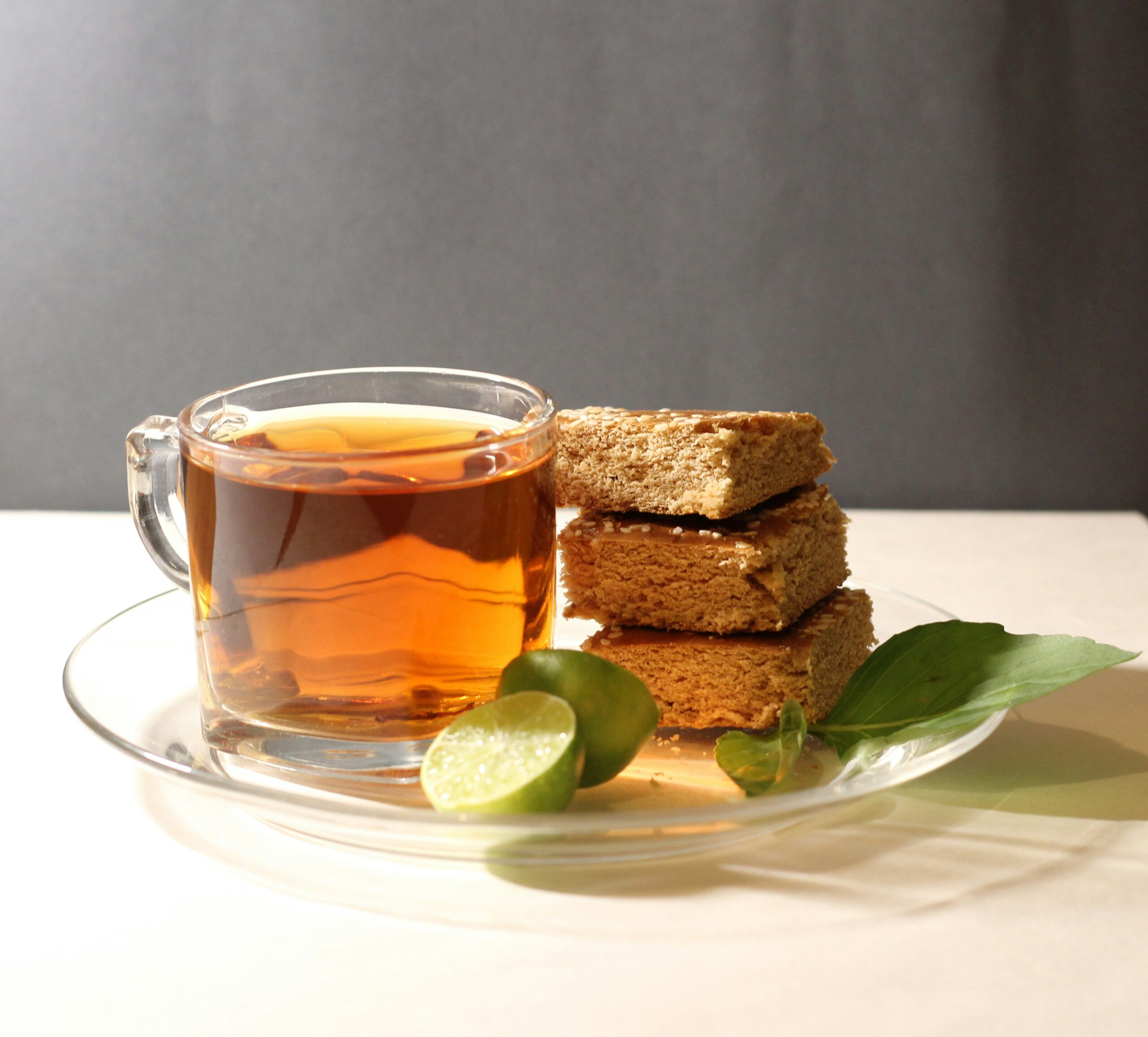 まんまるカフェラウンジで提供する茶とお菓子のイメージ