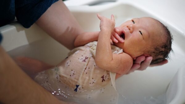 沐浴のイメージ写真。赤ちゃんが気持ち良さそうにお風呂に浸かっています。